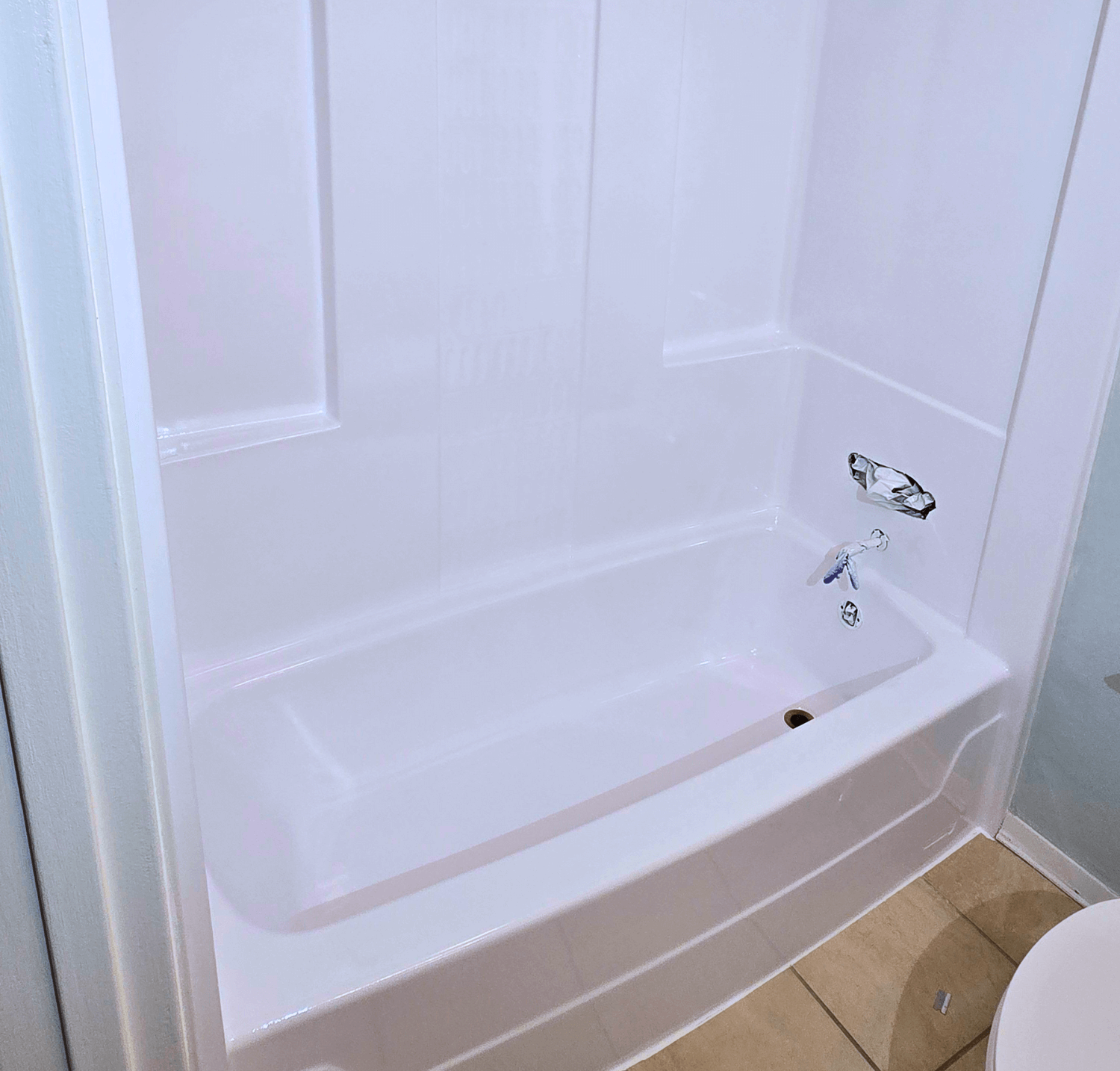 Porcelain and FIberglass Tub reglazing specialists Burbank and Los Angeles